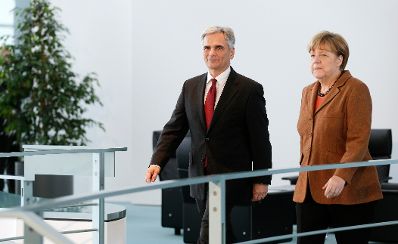Am 19. November 2015 traf Bundeskanzler Werner Faymann (l.) im Rahmen seines Besuchs in Berlin die deutsche Bundeskanzlerin Angela Merkel (r.) zu einem Gespr&auml;ch.