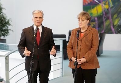 Am 19. November 2015 traf Bundeskanzler Werner Faymann (l.) im Rahmen seines Besuchs in Berlin die deutsche Bundeskanzlerin Angela Merkel (r.) zu einem Gespr&auml;ch. Im Bild bei einem gemeinsamen Pressestatement.