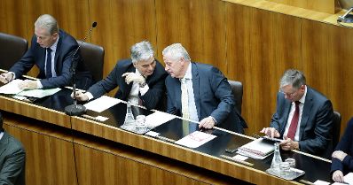 Am 24. November 2014 sprach der Bundeskanzler in der Aktuellen Debatte im Nationalrat zum Thema &quot;Bundesfinanzgesetz 2016&quot; im Parlament. Im Bild Bundeskanzler Werner Faymann (m.l.) mit Vizekanzler und Bundesminister Reinhold Mitterlehner (l.), Sozialminister Rudolf Hundstorfer (m.r.) und Verkehrsminister Alois St&ouml;ger (r.).