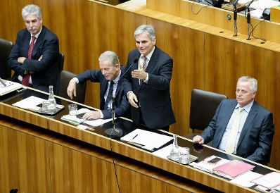 Am 24. November 2014 sprach der Bundeskanzler in der Aktuellen Debatte im Nationalrat zum Thema &quot;Bundesfinanzgesetz 2016&quot; im Parlament. Im Bild Bundeskanzler Werner Faymann (m.r.) mit Vizekanzler und Bundesminister Reinhold Mitterlehner (m.l.), Finanzminister Hans-J&ouml;rg Schelling (l.) und Sozialminister Rudolf Hundstorfer (r.).