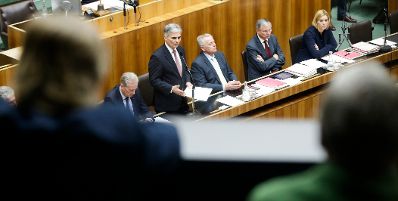 Am 24. November 2014 sprach der Bundeskanzler in der Aktuellen Debatte im Nationalrat zum Thema &quot;Bundesfinanzgesetz 2016&quot; im Parlament. Im Bild (v.l.n.r) Vizekanzler und Bundesminister Reinhold Mitterlehner, Bundeskanzler Werner Faymann, Sozialminister Rudolf Hundstorfer, Verkehrsminister Alois St&ouml;ger und Staatssekret&auml;rin Sonja Ste&szlig;l.