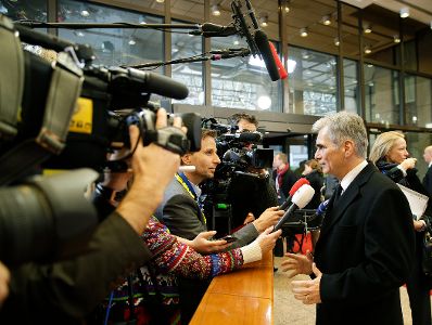 Am 29. November 2015 fand in Br&uuml;ssel der Sondergipfel der Staats- und Regierungschefs statt. Im Bild Bundeskanzler Werner Faymann bei Pressestatements.