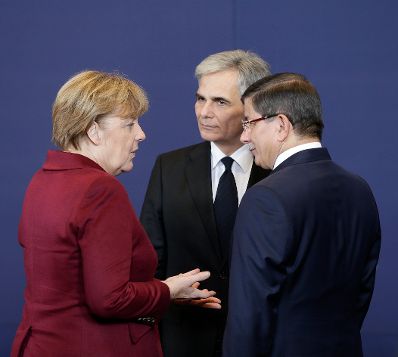Am 29. November 2015 fand in Br&uuml;ssel der Sondergipfel der Staats- und Regierungschefs statt. Im Bild Bundeskanzler Werner Faymann (m.) mit der deutschen Bundeskanzlerin Angela Merkel (l.) und dem t&uuml;rkischen Premierminister Ahmet Davutoğlu (r.).