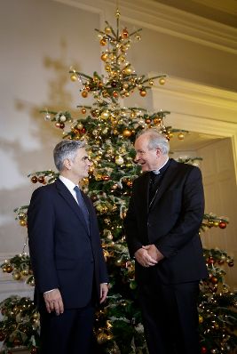 Am 1. Dezember 2015 fand im Bundeskanzleramt das vorweihnachtliche Abendessen im Rahmen des interreligi&ouml;sen Dialoges statt. Im Bild Bundeskanzler Werner Faymann (l.) gemeinsam mit Kardinal Christoph Sch&ouml;nborn (r.).