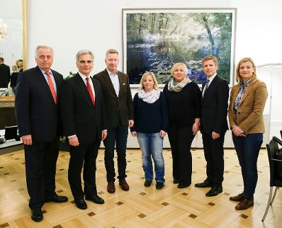 Am 1. Dezember 2015 lud der Bundeskanzler die Betriebsr&auml;te der Supermarkt-Kette Zielpunkt zu einem Gespr&auml;ch in das Bundeskanzleramt ein. Im Bild (v.l.n.r) Sozialminister Rudolf Hundstorfer, Bundeskanzler Werner Faymann, Betriebsrat Gerd Huber, Betriebsr&auml;tin Elvira Zafer, Betriebsr&auml;tin Snjezana Braijinovic, Kanzleramtsminister Josef Ostermayer und Barbara Teiber (GPA-djp Wien).