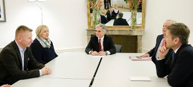 Am 1. Dezember 2015 lud der Bundeskanzler die Betriebsr&auml;te der Supermarkt-Kette Zielpunkt zu einem Gespr&auml;ch in das Bundeskanzleramt ein. Im Bild (v.l.n.r) Betriebsrat Gerd Huber, Betriebsr&auml;tin Snjezana Braijinovic, Bundeskanzler Werner Faymann, Sozialminister Rudolf Hundstorfer und Kanzleramtsminister Josef Ostermayer.