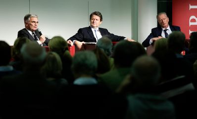 Am 2. Dezember 2015 stellten sich Bundeskanzler Werner Faymann (l.) und Vizekanzler und Bundesminister Reinhold Mitterlehner (r.) den Fragen der Kurierleser im Raiffeisen Forum in Wien. Im Bild mit dem Chefredakteur des Kurier Helmut Brandst&auml;tter (m.).