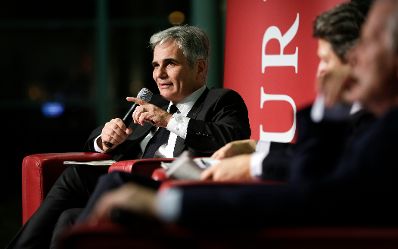 Am 2. Dezember 2015 stellten sich Bundeskanzler Werner Faymann (l.) und Vizekanzler und Bundesminister Reinhold Mitterlehner (r.) den Fragen der Kurierleser im Raiffeisen Forum in Wien. Im Bild mit dem Chefredakteur des Kurier Helmut Brandst&auml;tter (m.).