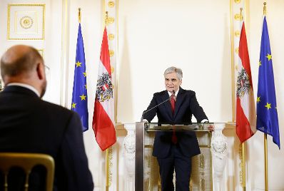 Am 4. Dezember 2015 &uuml;berreichte Bundeskanzler Werner Faymann (im Bild) das &ouml;sterreichische Ehrenkreuz f&uuml;r Wissenschaft und Kunst an Rudolf Gelbard.