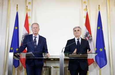 Bundeskanzler Werner Faymann (r.) mit Vizekanzler und Bundesminister Reinhold Mitterlehner (l.) beim Pressefoyer nach dem Ministerrat am 9. Dezember 2015. 