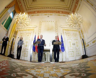 Bundeskanzler Werner Faymann (r.) mit Vizekanzler und Bundesminister Reinhold Mitterlehner (l.) beim Pressefoyer nach dem Ministerrat am 9. Dezember 2015. 