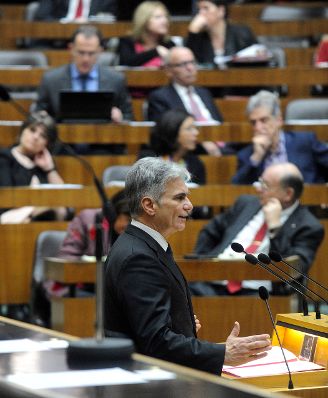 Am 10. Dezember 2015 stellte sich Bundeskanzler Werner Faymann (im Bild) den Fragen der Abgeordneten im Parlament.