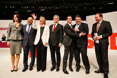 Am 12. Dezember 2015 besuchte der Bundeskanzler den Bundesparteitag der SPD in Berlin. Im Bild (v.l.n.r.) SPD-Generalsekret&auml;rin Katarina Barley, EU-Parlamentspr&auml;sident Martin Schulz, Hohe Repr&auml;sentantin f&uuml;r Au&szlig;enbeziehungen Federica Mogherini, Bundeskanzler Werner Faymann, franz&ouml;sischer Premierminister Manuel Valls, SPD-Parteivorsitzender Sigmar Gabriel, schwedischer Ministerpr&auml;sident Stefan L&ouml;fven.