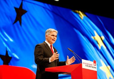 Am 12. Dezember 2015 besuchte Bundeskanzler Werner Faymann (im Bild) den Bundesparteitag der SPD in Berlin.