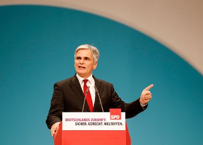 Am 12. Dezember 2015 besuchte Bundeskanzler Werner Faymann (im Bild) den Bundesparteitag der SPD in Berlin.