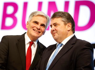 Am 12. Dezember 2015 besuchte Bundeskanzler Werner Faymann (l.) den Bundesparteitag der SPD in Berlin. Im Bild mit dem SPD-Parteivorsitzenden Sigmar Gabriel (r.).