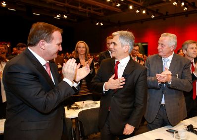 Am 12. Dezember 2015 besuchte Bundeskanzler Werner Faymann (m.) den Bundesparteitag der SPD in Berlin. Im Bild mit dem schwedischen Ministerpr&auml;sidenten Stefan L&ouml;fven (l.) und Sozialminister Rudolf Hundstorfer (r.).