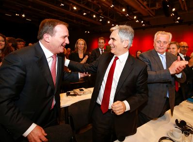 Am 12. Dezember 2015 besuchte Bundeskanzler Werner Faymann (m.) den Bundesparteitag der SPD in Berlin. Im Bild mit dem schwedischen Ministerpr&auml;sidenten Stefan L&ouml;fven (l.) und Sozialminister Rudolf Hundstorfer (r.).