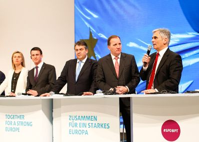 Am 12. Dezember 2015 besuchte Bundeskanzler Werner Faymann den Bundesparteitag der SPD in Berlin. Im Bild (v.r.n.l.) Bundeskanzler Werner Faymann mit dem schwedischen Ministerpr&auml;sidenten Stefan L&ouml;fven, dem SPD-Parteivorsitzenden Sigmar Gabriel, dem franz&ouml;sischen Premierminister Manuel Valls und der Hohen Repr&auml;sentantin f&uuml;r Au&szlig;enbeziehungen Federica Mogherini.