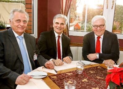 Am 12. Dezember 2015 besuchte Bundeskanzler Werner Faymann (m.) den Bundesparteitag der SPD in Berlin. Im Bild mit dem deutschen Au&szlig;enminister Frank-Walter Steinmeier (r.) und Sozialminister Rudolf Hundstorfer (l.).