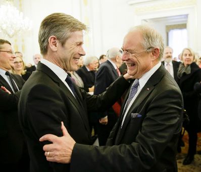 Am 14. Dezember 2015 &uuml;berreichte Bundeskanzler Werner Faymann die Urkunde mit der Manfred Matzka (r.) der Berufstitel Professor verliehen wurde. Im Bild mit Kunst- und Kulturminister Josef Ostermayer (l.).