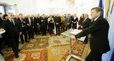 Am 14. Dezember 2015 &uuml;berreichte Bundeskanzler Werner Faymann die Urkunde mit der Manfred Matzka der Berufstitel Professor verliehen wurde. Im Bild Kunst- und Kulturminister Josef Ostermayer.