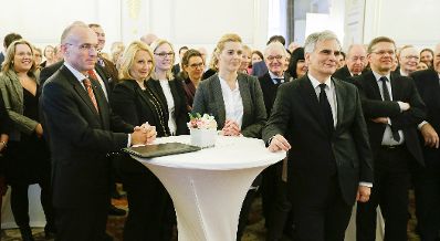 Am 14. Dezember 2015 &uuml;berreichte Bundeskanzler Werner Faymann die Urkunde mit der Manfred Matzka der Berufstitel Professor verliehen wurde.