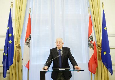 Am 14. Dezember 2015 &uuml;berreichte Bundeskanzler Werner Faymann die Urkunde mit der Manfred Matzka der Berufstitel Professor verliehen wurde. Im Bild der Laudator Franz L&ouml;schnak.