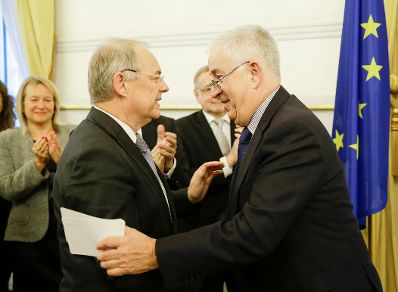 Am 14. Dezember 2015 &uuml;berreichte Bundeskanzler Werner Faymann die Urkunde mit der Manfred Matzka (l.) der Berufstitel Professor verliehen wurde. Im Bild mit dem Laudator Franz L&ouml;schnak (r.).