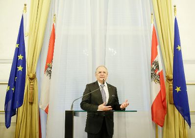Am 14. Dezember 2015 &uuml;berreichte Bundeskanzler Werner Faymann (r.) die Urkunde mit der Manfred Matzka (l.) der Berufstitel Professor verliehen wurde.