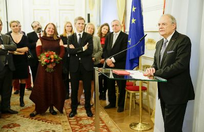 Am 14. Dezember 2015 &uuml;berreichte Bundeskanzler Werner Faymann die Urkunde mit der Manfred Matzka (im Bild) der Berufstitel Professor verliehen wurde.