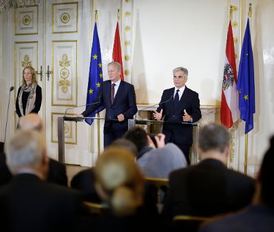 Bundeskanzler Werner Faymann (r.) mit Vizekanzler und Bundesminister Reinhold Mitterlehner (l.) beim Pressefoyer nach dem Ministerrat am 15. Dezember 2015. 