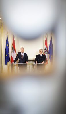 Bundeskanzler Werner Faymann (r.) mit Vizekanzler und Bundesminister Reinhold Mitterlehner (l.) beim Pressefoyer nach dem Ministerrat am 15. Dezember 2015. 