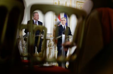 Bundeskanzler Werner Faymann (r.) mit Vizekanzler und Bundesminister Reinhold Mitterlehner (l.) beim Pressefoyer nach dem Ministerrat am 15. Dezember 2015. 