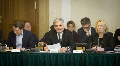 Am 16. Dezember 2015 sprach Bundeskanzler Werner Faymann (m.) beim EU-Hauptausschuss im Parlament. Im Bild mit Au&szlig;enminister Sebastian Kurz (l.) und Parlamentspr&auml;sidentin Doris Bures (r.).