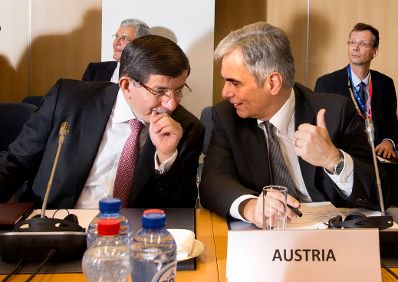Am 17. Dezember 2015 lud der Bundeskanzler zu einem Vorbereitungstreffen zum EU-Rat in Br&uuml;ssel. Im Bild Bundeskanzler Werner Faymann (r.) mit dem t&uuml;rkischen Ministerpr&auml;sidenten Ahmet Davutoğlu (l.).