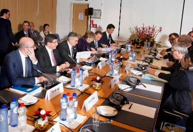 Am 17. Dezember 2015 lud der Bundeskanzler zu einem Vorbereitungstreffen zum EU-Rat in Br&uuml;ssel. Im Bild Bundeskanzler (v.l.n.r.) der belgische Premierminister Charles Michel, der t&uuml;rkische Ministerpr&auml;sident Ahmet Davutoğlu, Bundeskanzler Werner Faymann, die deutsche Bundeskanzlerin Angela Merkel, der schwedische Ministerpr&auml;sident Stefan L&ouml;fven und der niederl&auml;ndische Ministerpr&auml;sident Mark Rutte. Rechts im Bild EU-Kommissionspr&auml;sident Jean-Claude Juncker.