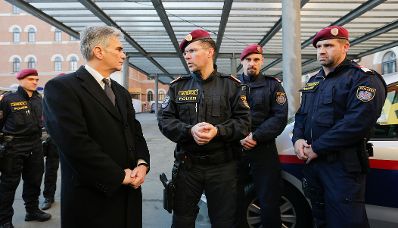 Am 25. Dezember 2015 besuchte Bundeskanzler Werner Faymann die Verkehrsleitzentrale der Bundespolizeidirektion Wien.