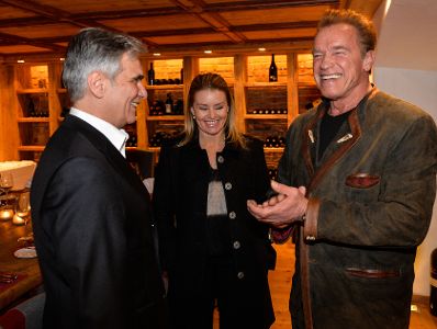 Am 23. J&auml;nner 2016 besuchte Bundeskanzler Werner Faymann (l.) den Ski-Weltcup in Kitzb&uuml;hel. Im Bild mit Arnold Schwarzenegger (r.) mit Freundin Heather Milligan (m.).