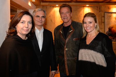 Am 23. J&auml;nner 2016 besuchte Bundeskanzler Werner Faymann (m.l.) den Ski-Weltcup in Kitzb&uuml;hel. Im Bild mit Ehefrau Martina (l.) und Arnold Schwarzenegger (m.r.) mit Freundin Heather Milligan (r.).
