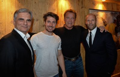 Am 23. J&auml;nner 2016 besuchte Bundeskanzler Werner Faymann (l.) den Ski-Weltcup in Kitzb&uuml;hel. Im Bild mit (v.l.n.r.) Marcel Hirscher, Arnold Schwarzenegger und Jason Statham.