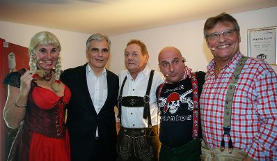Am 9. M&auml;rz 2016 besuchte der Bundeskanzler das Musical &bdquo;Der Watzmann ruft!&ldquo; in der Wiener Stadthalle. Im Bild (v.l.n.r.) Klaus Eberhartinger, Bundeskanzler Werner Faymann, Wolfgang Ambros, Christoph F&auml;lbl und Joesi Prokopetz.