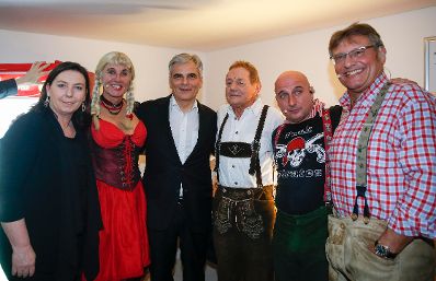 Am 9. M&auml;rz 2016 besuchte der Bundeskanzler das Musical &bdquo;Der Watzmann ruft!&ldquo; in der Wiener Stadthalle. Im Bild (v.l.n.r.) Martina Faymann-Ludwig, Klaus Eberhartinger, Bundeskanzler Werner Faymann, Wolfgang Ambros, Christoph F&auml;lbl und Joesi Prokopetz.