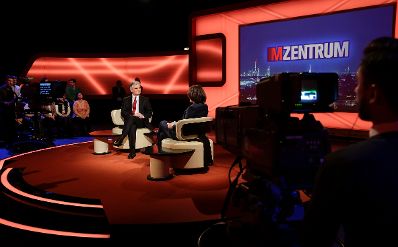 Am 13. M&auml;rz 2016 stellte sich Bundeskanzler Werner Faymann (im Bild) den Fragen der Moderatorin Ingrid Thurnher in der ORF Sendung "Im Zentrum".