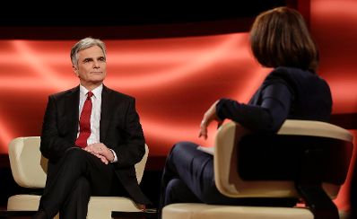 Am 13. M&auml;rz 2016 stellte sich Bundeskanzler Werner Faymann (im Bild) den Fragen der Moderatorin Ingrid Thurnher in der ORF Sendung "Im Zentrum".