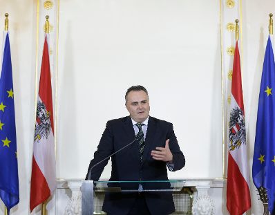 Am 23. M&auml;rz 2016 &uuml;berreichte Bundeskanzler Werner Faymann das Gro&szlig;e Ehrenzeichen f&uuml;r Verdienste um die Republik &Ouml;sterreich an den f&uuml;nffachen Gesamtweltcup-Sieger im alpinen Skisport Marcel Hirscher. Im Bild Verteidigungsminister Hans Peter Doskozil.