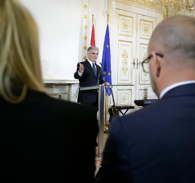 Am 23. M&auml;rz 2016 &uuml;berreichte Bundeskanzler Werner Faymann (im Bild) das Gro&szlig;e Ehrenzeichen f&uuml;r Verdienste um die Republik &Ouml;sterreich an den f&uuml;nffachen Gesamtweltcup-Sieger im alpinen Skisport Marcel Hirscher.