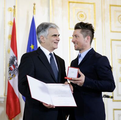 Am 23. M&auml;rz 2016 &uuml;berreichte Bundeskanzler Werner Faymann (l.) das Gro&szlig;e Ehrenzeichen f&uuml;r Verdienste um die Republik &Ouml;sterreich an den f&uuml;nffachen Gesamtweltcup-Sieger im alpinen Skisport Marcel Hirscher (r.).