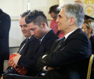 Am 23. M&auml;rz 2016 &uuml;berreichte Bundeskanzler Werner Faymann (r.) das Gro&szlig;e Ehrenzeichen f&uuml;r Verdienste um die Republik &Ouml;sterreich an den f&uuml;nffachen Gesamtweltcup-Sieger im alpinen Skisport Marcel Hirscher (m.). Im Bild mit Verteidigungsminister Hans Peter Doskozil (l.).