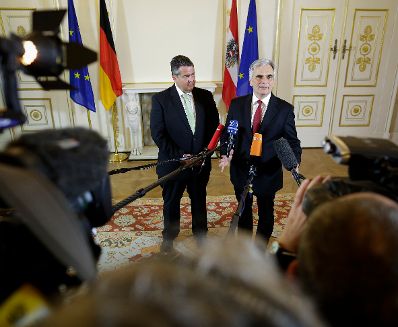 Am 8. April 2016 gaben Bundeskanzler Werner Faymann (r.) und der deutsche Vizekanzler Sigmar Gabriel (l.) Pressestatements im Bundeskanzleramt.